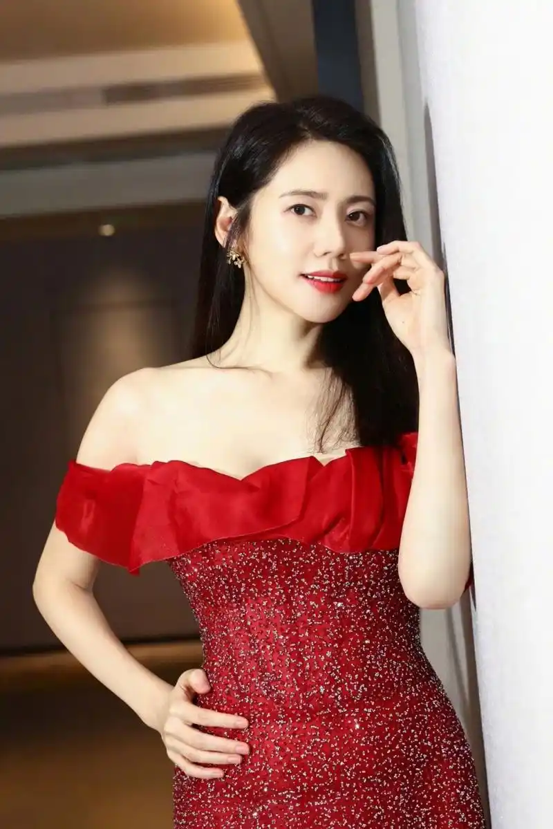 秋瓷炫# 一袭红色镶钻抹胸溜肩群,雪肤玉貌的颜值,丰腴曼妙的事业线