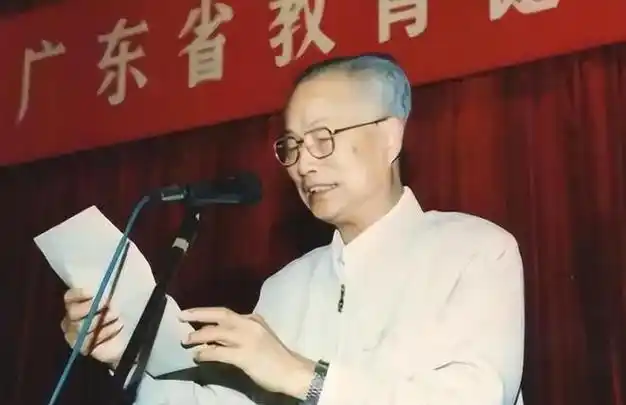 他曾任广东省委书记,百姓对他的评价非常高,三个儿子无一人从政