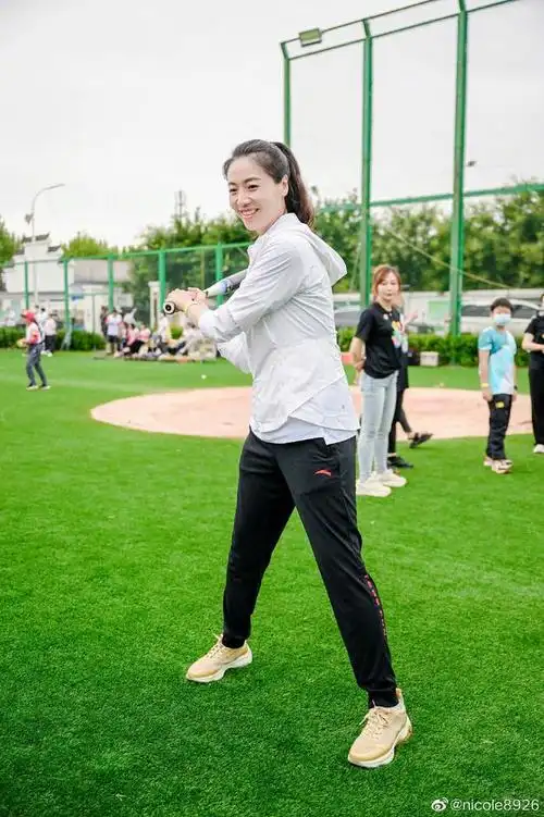笑容温柔甜美女排奥运冠军魏秋月跨界打棒球英姿飒爽明艳动人