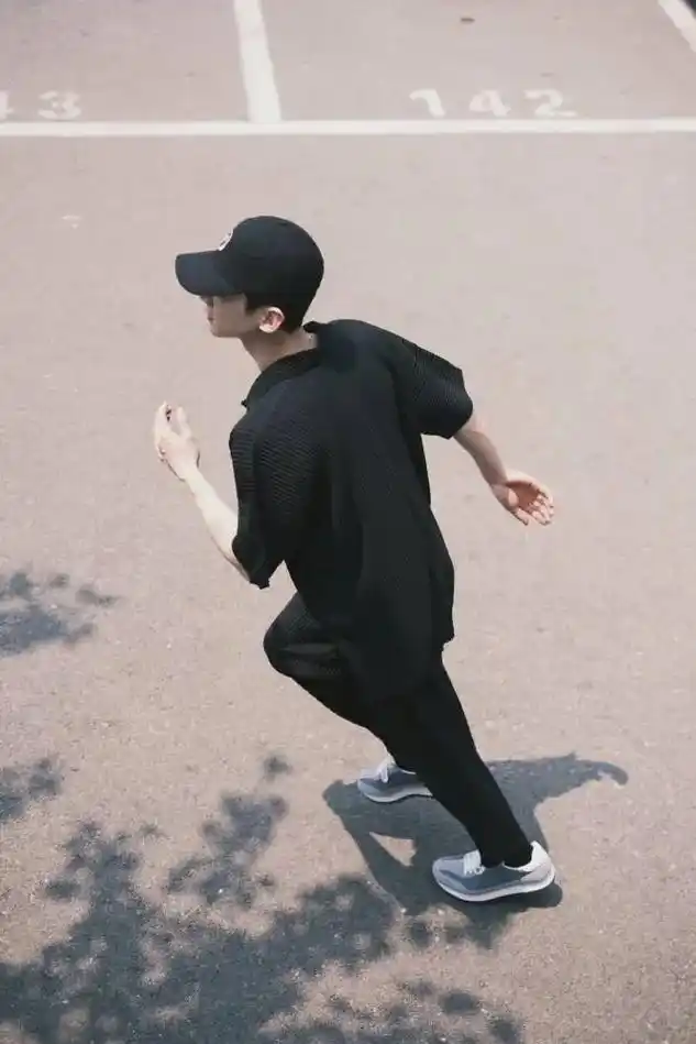 白敬亭 #背影杀  - 抖音