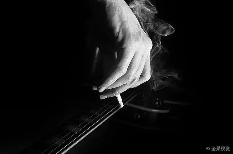 作曲_吉他_男人_手_香烟_吸烟_黑色背景_背景_图片素材