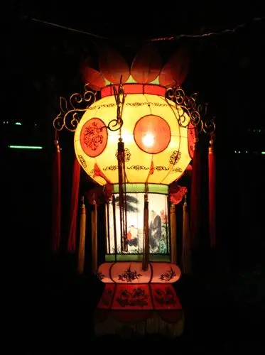 节日气氛浓:小山城的各式花灯,走马灯