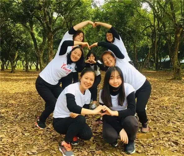 「 创意拍摄 」团队成员组队拍摄创意合照,在创意合照中展现我们正