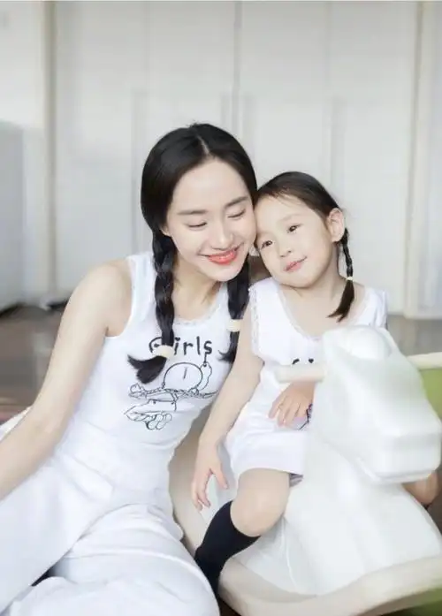 晒女儿照片的经典说说(与三岁女儿似姐妹花)