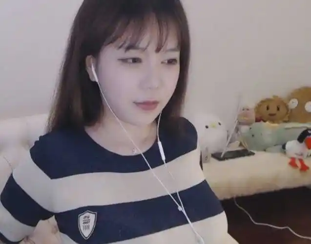 斗鱼女主播停播前发福利当众解开4颗扣子喊话超管封直播间