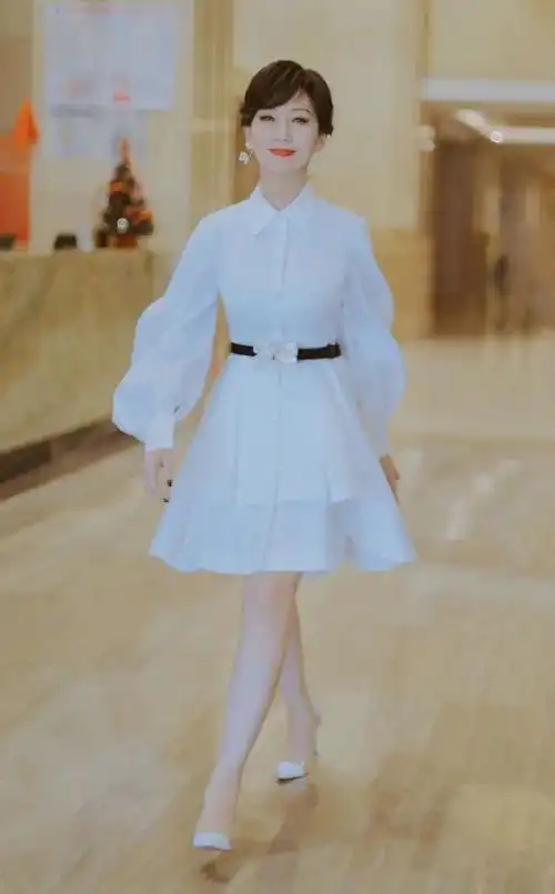 被65岁的赵雅芝给甜到了穿一袭娇俏小白裙不看脸以为只有30岁