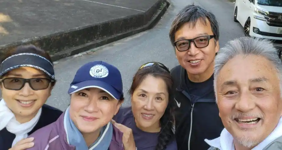 除了为首的发哥,还有李司棋,黄日华,卢海鹏,邵美琪,刘江,谢宁与老公