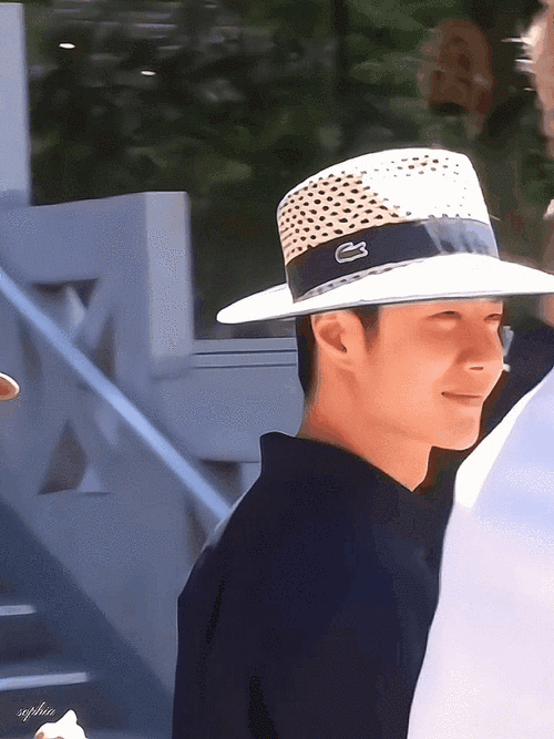 王一博现身巴黎看法网赛,街边吃冰淇淋,身高腿长,超级帅