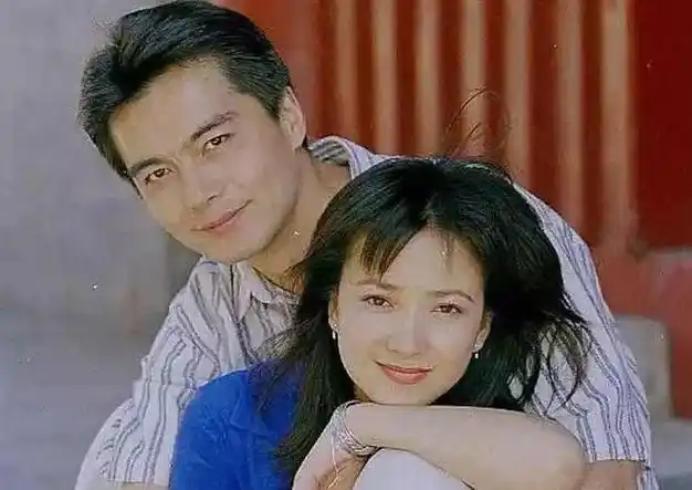 许亚军现任妻子与继子合影毕业照曝光儒雅帅气成双