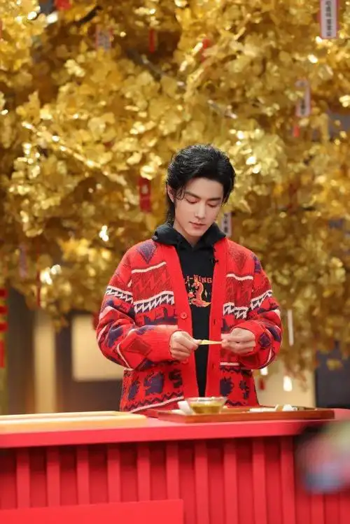 肖战红色开衫毛衣造型太有过年内味了