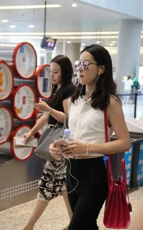 章泽天坐地铁穿的朴素,素颜照也不再清纯,就是一个普通人!