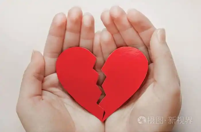 本文白色木制背景上破碎的心