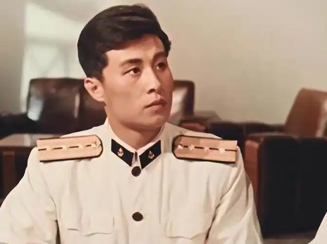 王心刚还只是一位不出名的小演员,但杨绍采和王心刚两位同在八一电影