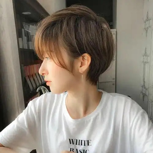 女人的美在于优雅,内扣短发时尚减龄,高级精致更有女人味!-搜狐大视野