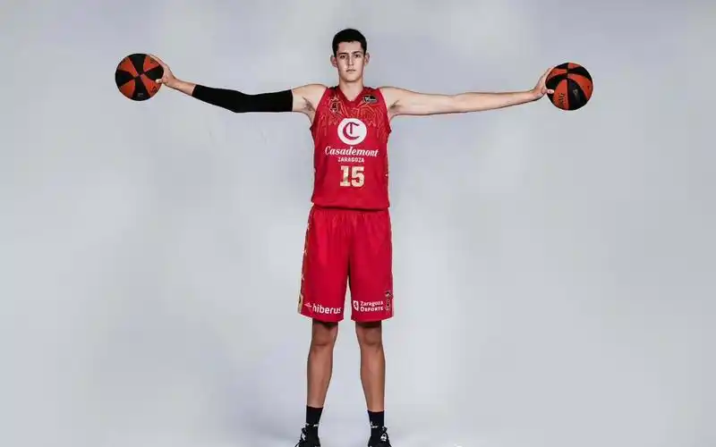 身高2米21臂展2米32!又是一个文班亚马?