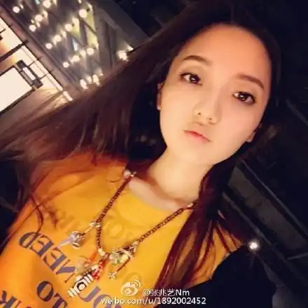 网红风啦~小姑娘自己开了个网店,据说效益还不错~找了个非主流男朋友