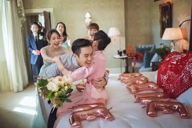 张若昀和唐艺昕这对小夫妻太甜了,婚纱照也很潮流时尚