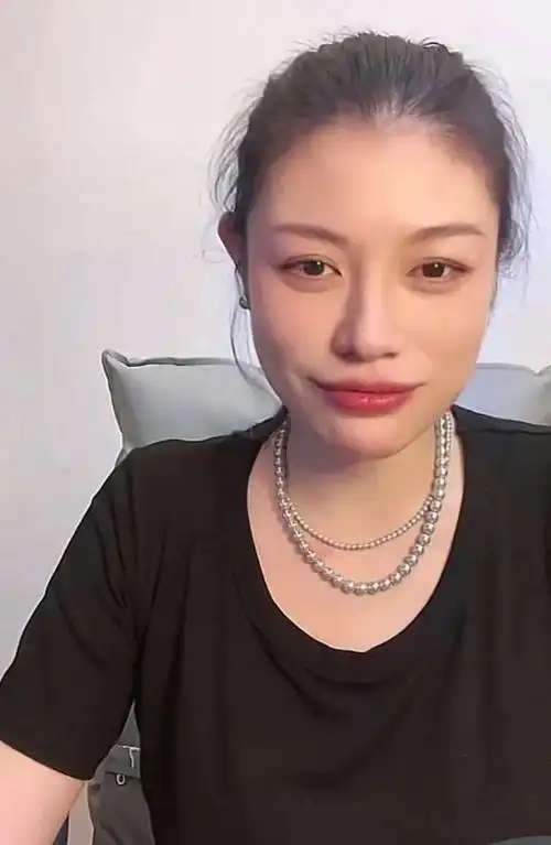 汪峰与前妻齐丹康作如罕见甜蜜照曝光跪地求婚一起看音乐节