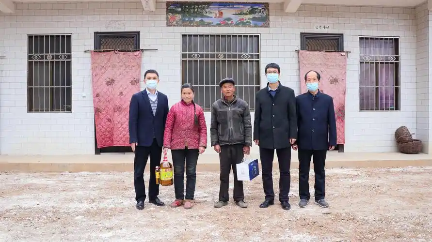 陕西机电学院赴两联一包帮扶村开展捐赠慰问活动