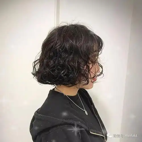 潮感十足的波波头烫发修脸又有气质