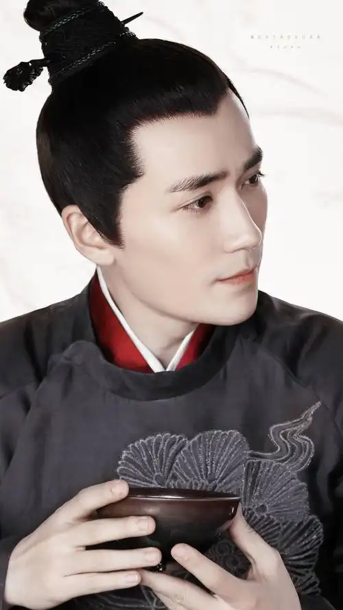 朱一龙扮演的小公爷好帅,戏外看书的朱一龙好认真