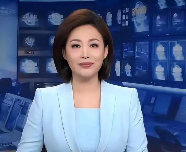 央视主持人郑丽近照,她长相出色,端庄秀丽,有一流的播音功底!