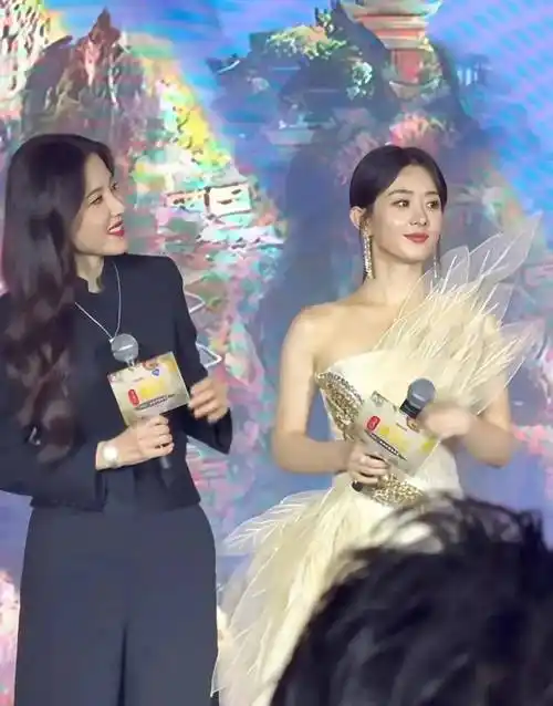 原创赵丽颖和曾黎同框身高差好萌林更新还抢着拉裙摆