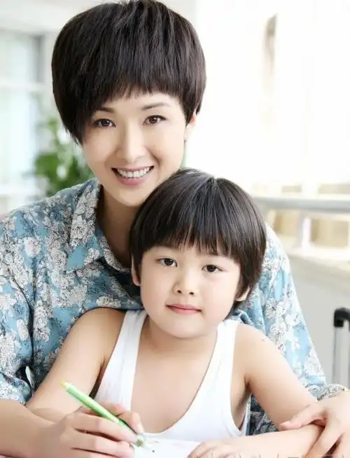 《跟我回家》中饰演母亲,戏外她和剧中饰演儿子小宝的邹秋积相处融洽
