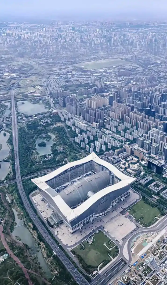 空中俯瞰成都环球金融中心,原来里面是这样的!这设计有点意思!