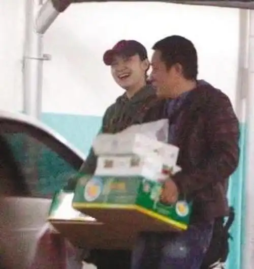 可她怀着孕的时候,张黎那家伙啊,老是被传和小宋佳搞暧昧出轨啥的.