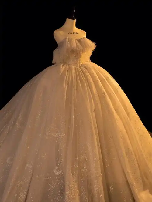 一款美到惊艳的仙女裙一字肩荷叶闪闪婚纱