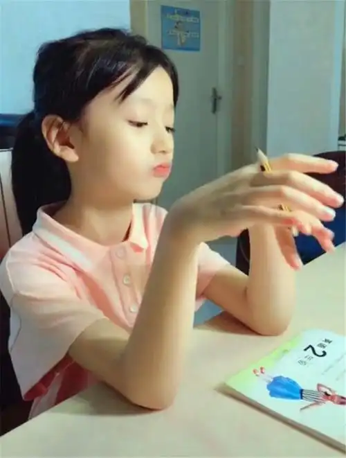 的父母应该不会把孩子当成摇钱树,而且短视频中也有孩子学习的样子