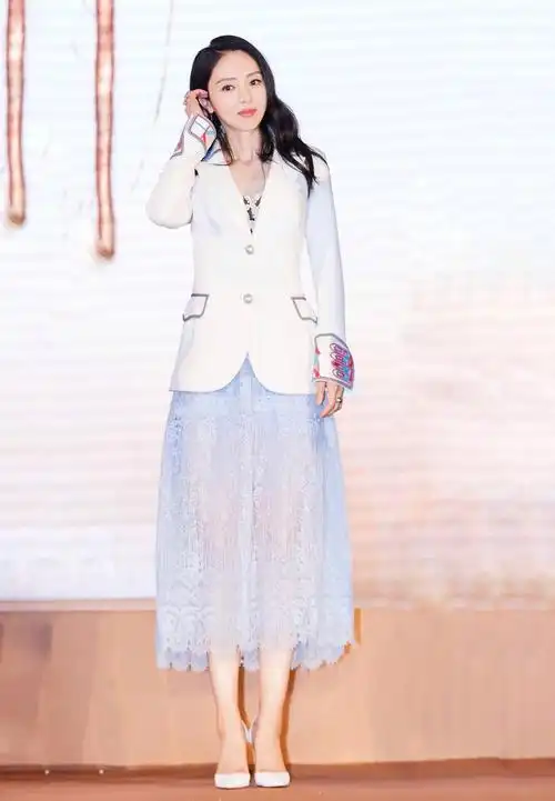 董璇出席活动一袭白色西装搭配裙子长发披肩温柔优雅