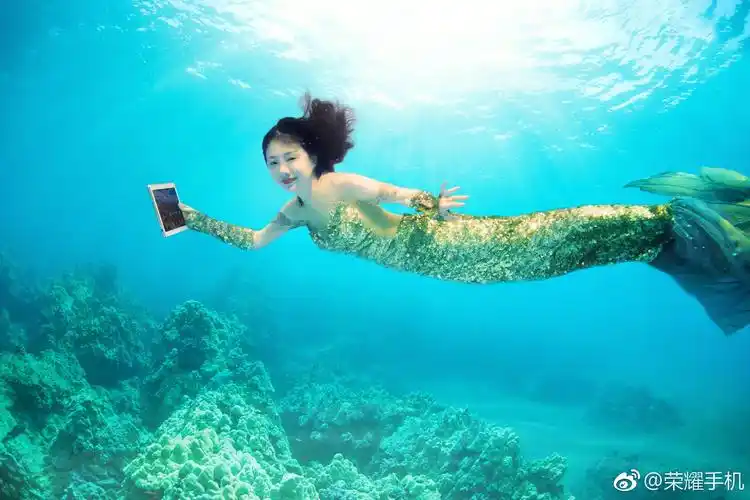 美人鱼和荣耀waterplay平板水中共舞:画面舔屏
