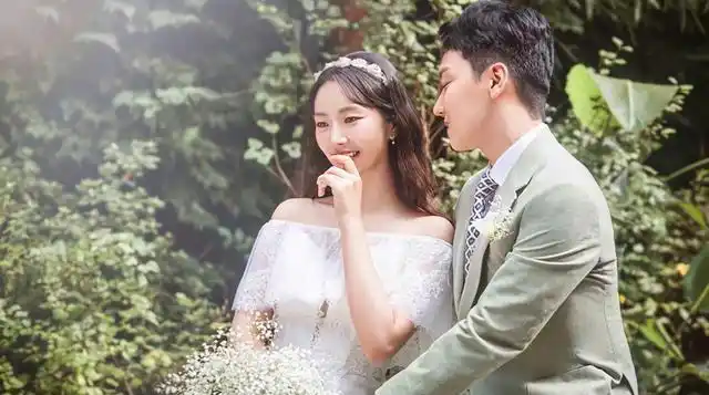 34岁裴涩琪结婚婚礼现场首曝光与老公甜蜜对视灿笑超恩爱