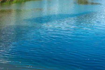 蓝色湖泊水图片