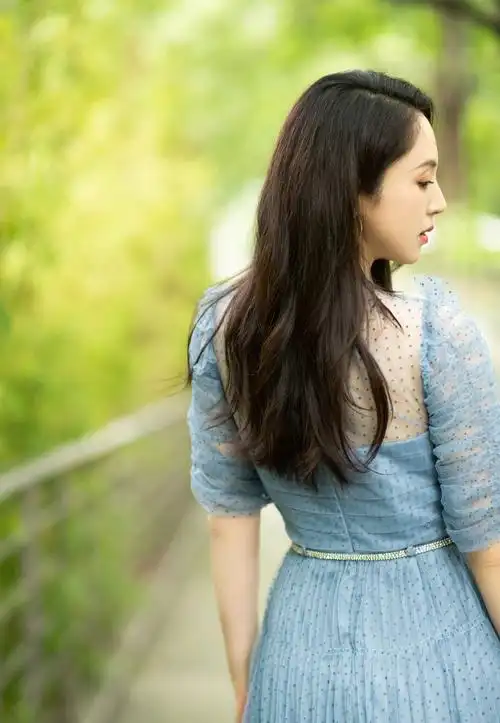 董璇晒最新美照 穿蓝灰色长纱裙撑伞漫步仙气十足