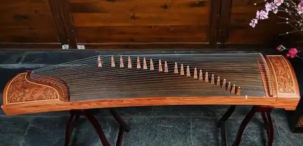 漫谈唐诗中独特的古筝艺术,"轻打银筝坠燕泥,断丝高娟画楼西"