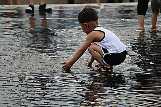 儿童戏水图片