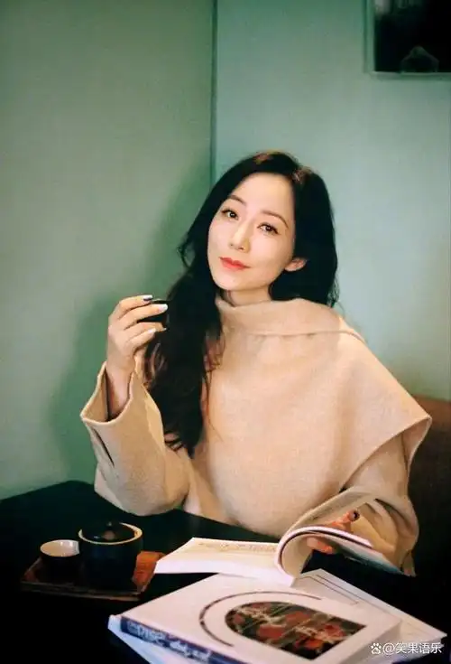 近日,一组演员韩雪身着卡其色毛呢外套的写真曝光,引发了广泛关注.