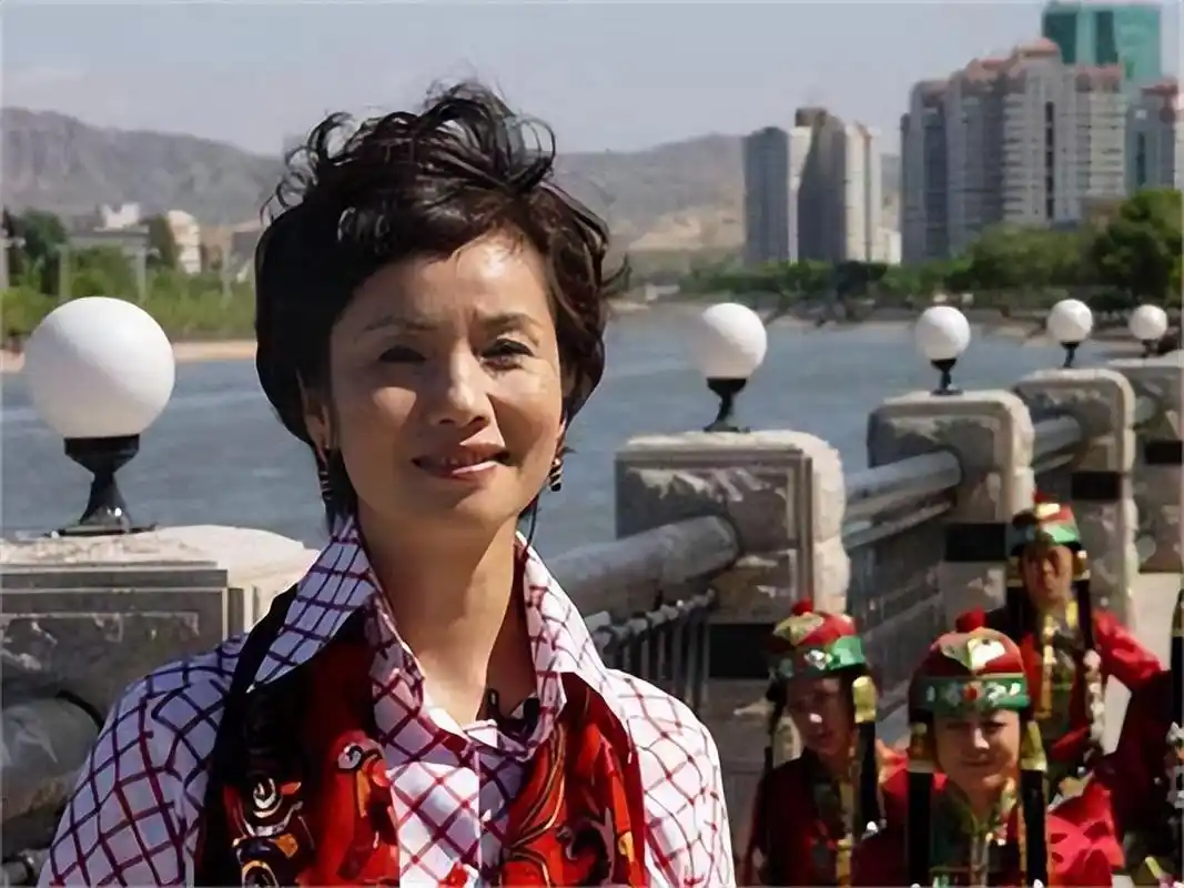 央视徐俐近照,皮肤黑却很优雅高贵,她说:我是丈夫的小可爱