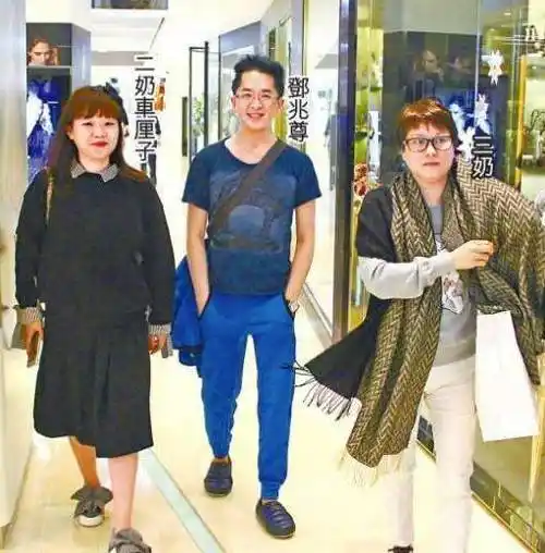 此前,邓兆尊曾带着二老婆,三老婆逛街