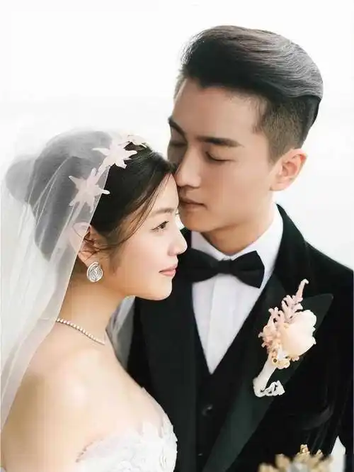 有一种整容叫陈晓结婚,老婆陈妍希变化不大,他却像换