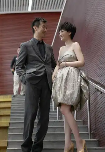 梅婷养他6年,与李小冉相恋7年,再到娶小15岁娇妻,鄢颇如今怎样