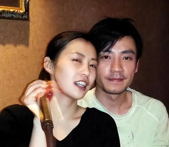 他娶过郝蕾,爱过王珞丹,负了殷桃,没想到和小12岁的她修成正果