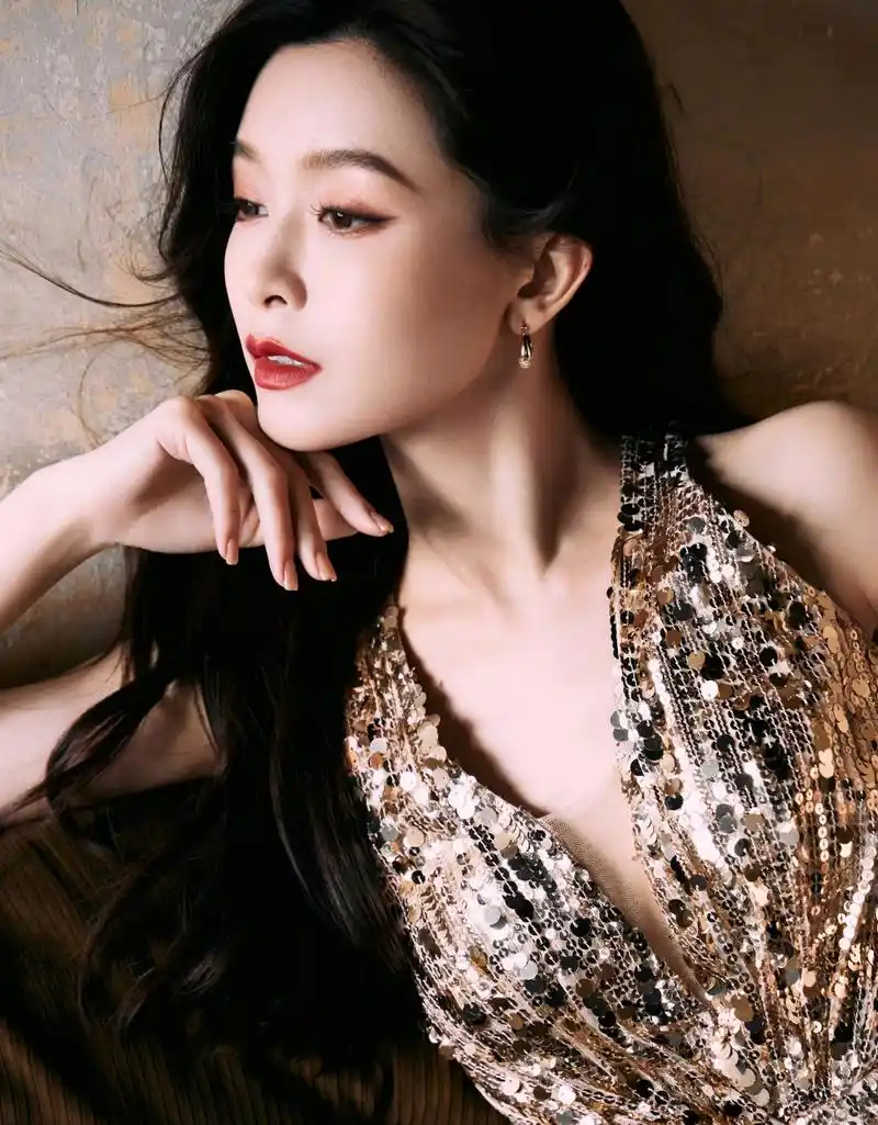 文咏珊# 深v亮片礼服,闪闪发光太惊艳了!