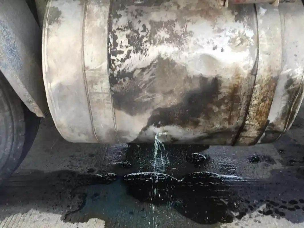 小王小李不急不急,这里有位机智班长会教你一招如何应急.油箱漏油?