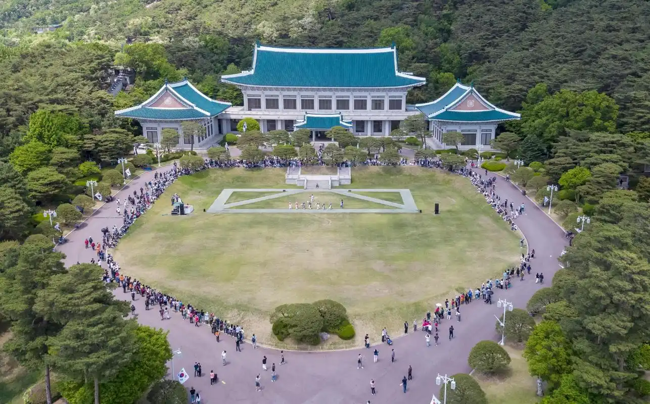韩国青瓦台开放后迎首个周末市民游览兴致高