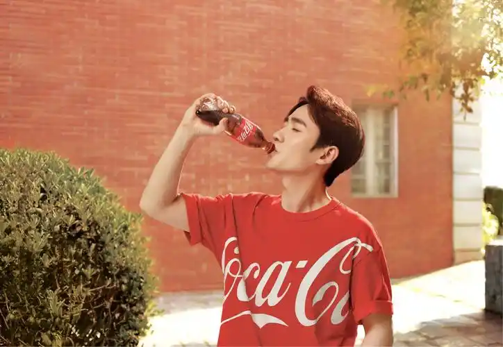 朱一龙,可口可乐(图源@-雪顶顶-)