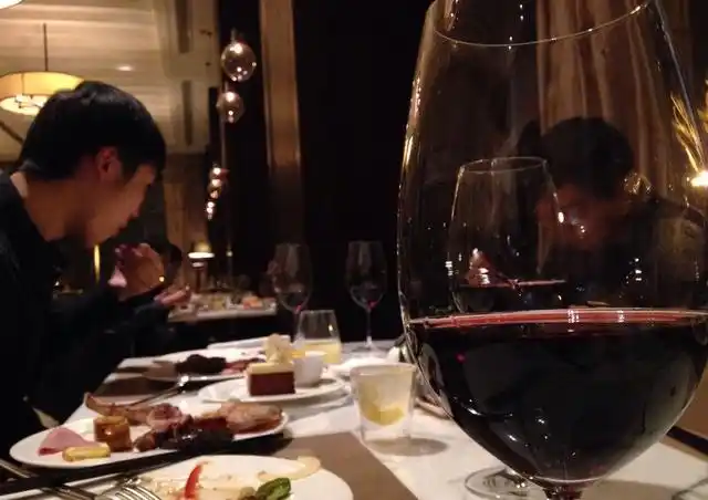 发现自己的上司爱喝红酒,于是在其他网友的建议下,邀请上司吃饭喝酒的